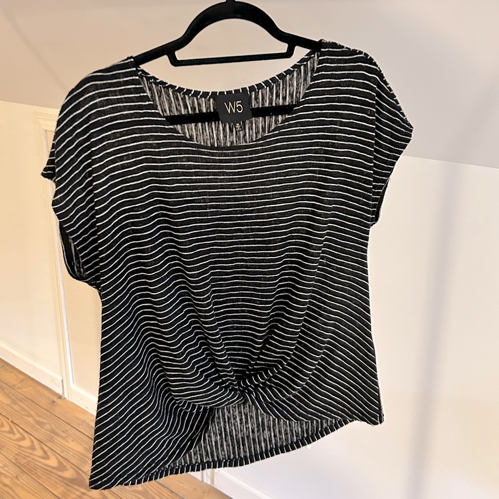 W5☀️black & white striped tee